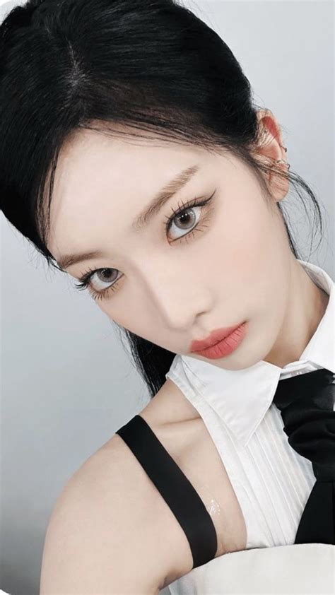 Pin by 𝓯 𝜗𝜚 on ა 이달의 소녀 ໒ Odd eyes Photocard Eye circles