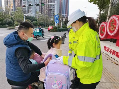 小学生迷路街头 北湖交警暖心守候路口家人附属小学