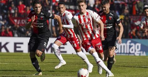 En un clásico santafesino cargado de emoción y expulsiones Colón y