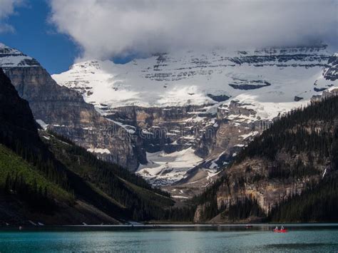 Guas Azuis De Lake Louise No Ver O Parque Nacional De Banff Alberta