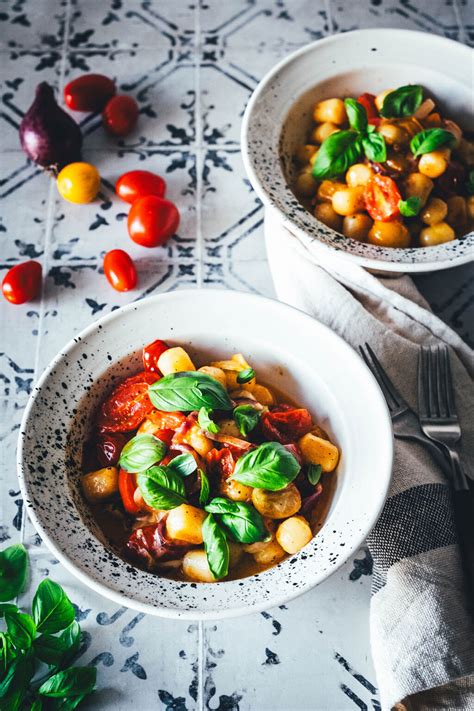 Minuten Gnocchi Pfanne Mit Tomaten Und Mozzarella Moey S Kitchen