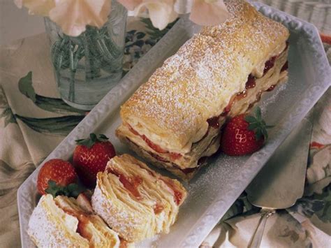 Puff Pastry With Vanilla Custard And Strawberries Recipe Eatsmarter