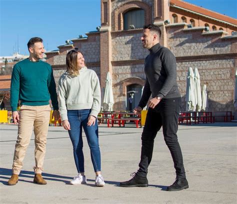 Grupo De Jovens Amigos Alegres Tirando Retrato De Selfie Pessoas