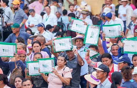 Entregan títulos de propiedad de tierras a víctimas de Córdoba GS