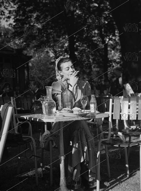 Femme à la terrasse d un café Avril 1949