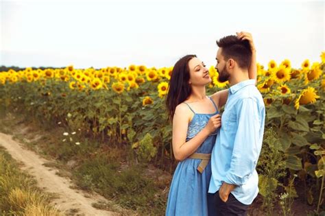 Casal Ador Vel Caminha Pelo Campo De Girassol Florescendo Buqu Amarelo