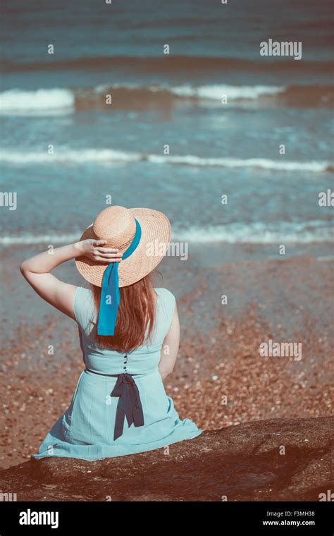 Jeune fille en robe bleue Banque de photographies et dimages à haute