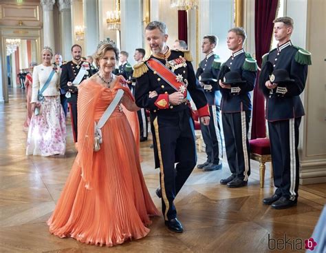 Sonia De Noruega Con La Tiara De Esmeraldas Y Federico De Dinamarca En