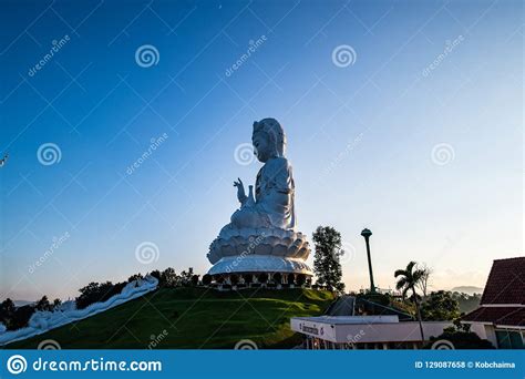 Estatua De Guan Yin En El Templo De Hyuaplakang Foto De Archivo