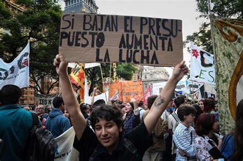 Luego De 16 Años De Gobierno Pro Masiva Marcha Contra El Vaciamiento Educativo De Larreta Y