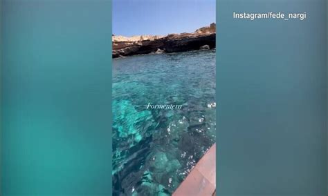 Mare Cristallino A Formentera La Nargi Si Gode Il Sole