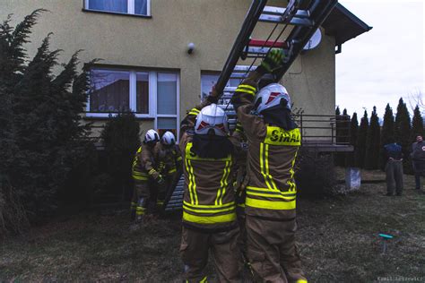 Zerwana Blacha I Podbitka Dachu Drugi Dzie Porywistego Wiatru Osp