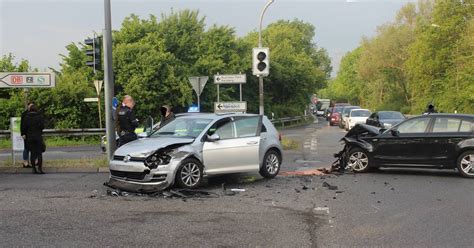 Unfall In Langenfeld Autos Krachen Frontal Zusammen