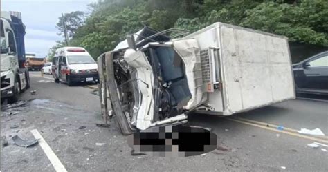 台東台9線金崙大橋2車碰撞翻覆 小貨車駕駛無生命跡象 Yahoo奇摩汽車機車