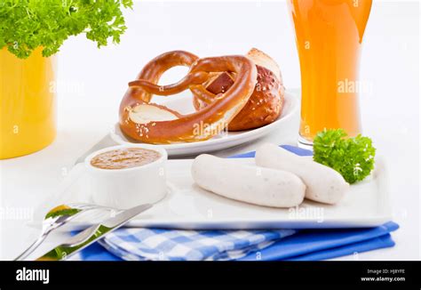 bayerische Weißwurst Frühstück mit Brezel und Weizen Bier auf weißem