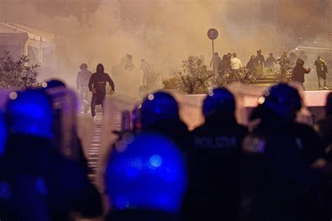 Guerriglia A Napoli Contro Il Lockdown Perquisite Le Case Di Due Ultras