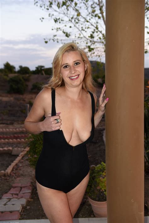 MILF Alice Chambers Bares Her Saggy Tits Toys Her Shaved Pussy With A Dildo CoedCherry