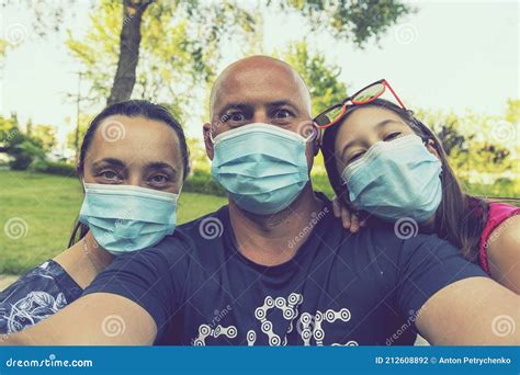 Familia Con Máscaras Médicas Protectoras Madre Padre Hija Protegerse