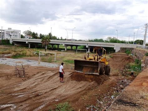 Eliel Bezerra Secretaria de Infraestrutura constrói pista de