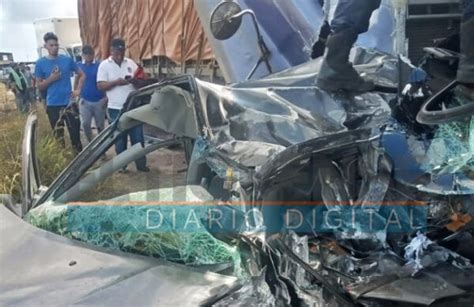 Colisión entre dos gandolas y otro carro dejó una persona fallecida