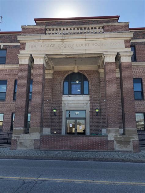 Entryway of Osage County Courthouse in Linn, Missouri. Paul Chandler ...