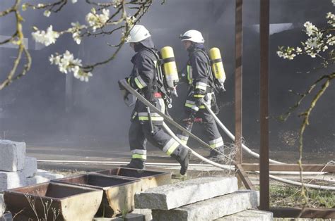 Fotos Feuerwehreinsatz Nach Brand In Hackschnitzel Lagerhalle Bei Dorfen