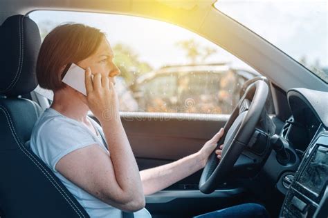 Mulher Dirigindo Carro Fora Da Estrada E Falando Em Celular Foto De