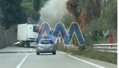 Capo D Orlando Grave Incidente Sulla Ss Tir In Fiamme Un Morto