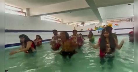 Udyapur Rajasthan Garba Dance Performance In Swiming Pool Htzs डांस