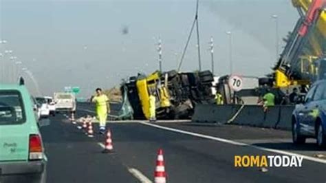 Roma Incidente Sul Raccordo Altezza Uscita Bufalotta 8 Luglio 2016