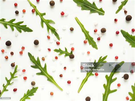 Bingkai Daun Arugula Hijau Dengan Ruang Fotokopi Latar Belakang Putih