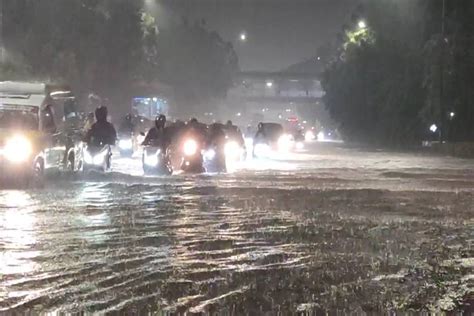 Banjir Di DI Panjaitan Jaktim Banyak Motor Mogok Dan Jalan Macet Parah