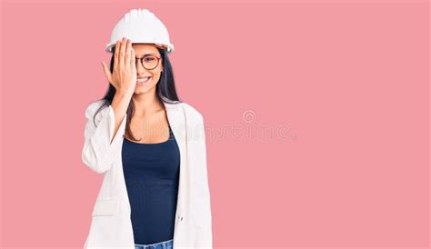 Joven Y Hermosa Chica Latina Con Un Arquitecto Hardhat Y Unas Gafas