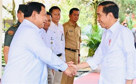 Prabowo Dampingi Jokowi Kunjungan Kerja Ke PT Pindad Bandung