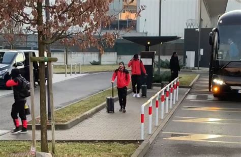 Mp Video Le Immagini Dell Arrivo Del Milan A Malpensa Rossoneri In