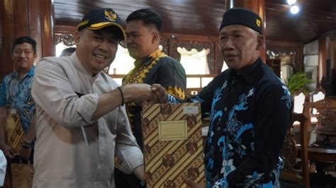 Ratusan Penjaga Sekolah Sd Negeri Dan Swasta Di Jepara Terima Bantuan