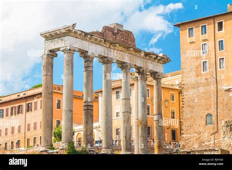 Foro Romano Las Columnas Del Templo De Saturno Roma Italia