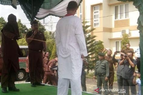 Lima Pelanggar Syariat Islam Di Aceh Utara Dicambuk ANTARA News Aceh