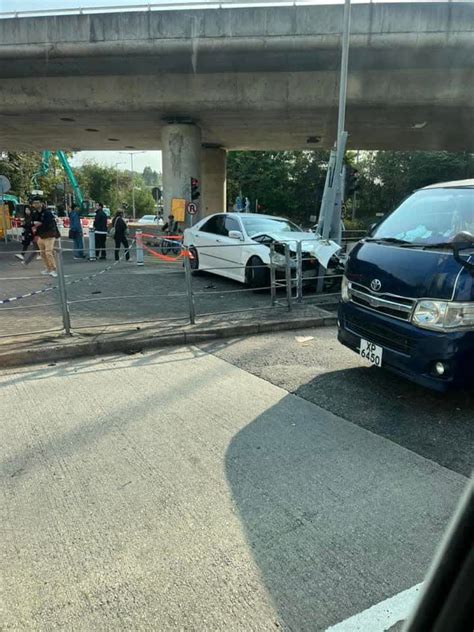 私家車逃避刀手失控撞的士剷上安全島 兩乘客被狂斬浴血一人昏迷 香港 香港文匯網