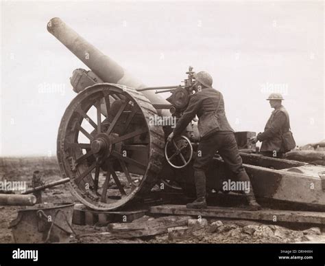 Sighting a British 8 inch Howitzer, France, WW1 Stock Photo - Alamy