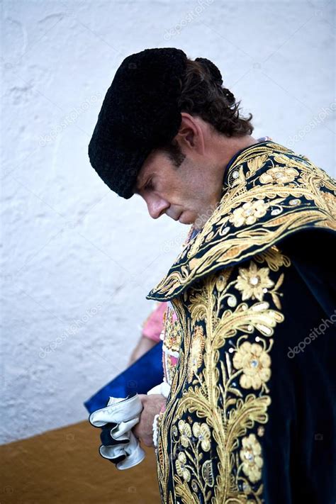 El Torero Espa Ol Jos Tom S Visti Ndose Para El Paseillo O Desfile