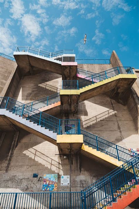 Una Escalera Pintada De Colores En El Acantilado Que Retiene La Pared