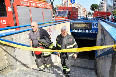 Roma Si Lancia Sui Binari Del Metro B E Aspetta Il Treno Ferito Enne