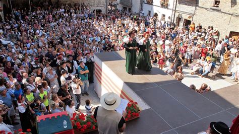 Ansó se viste fiesta y muestra sus mejores galas a miles de personas en