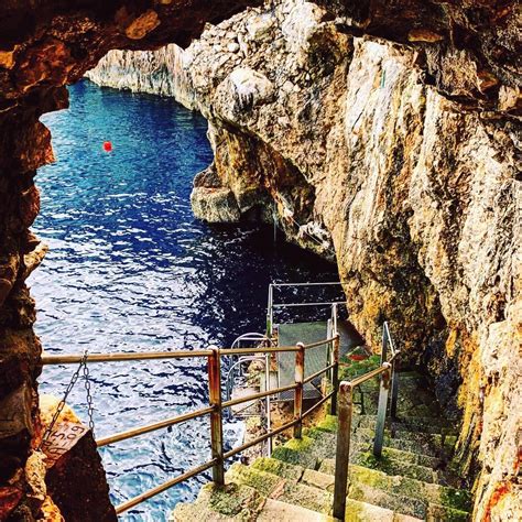 Blue Grotto (Capri) : r/Outdoors