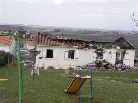 Un pavillon détruit par les flammes en pleine nuit Charente Libre fr