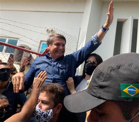 Bolsonaro posta vídeo de chegada ao RN multidão sem máscara se