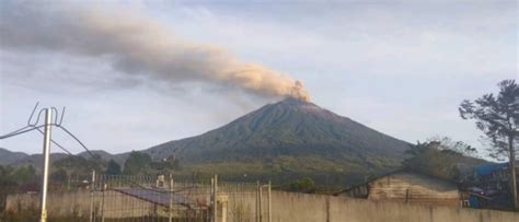 Semburkan Abu Vulkanik Hingga Meter Gunung Kerinci Kembali Erupsi