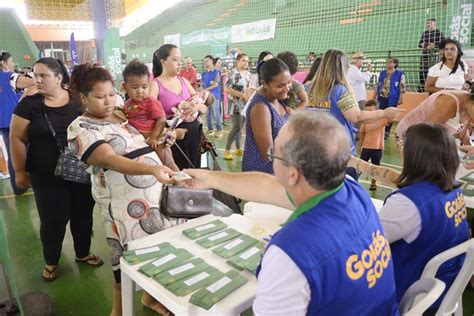 Governo entrega 4 637 cartões do Mães de Goiás e do Dignidade Portal