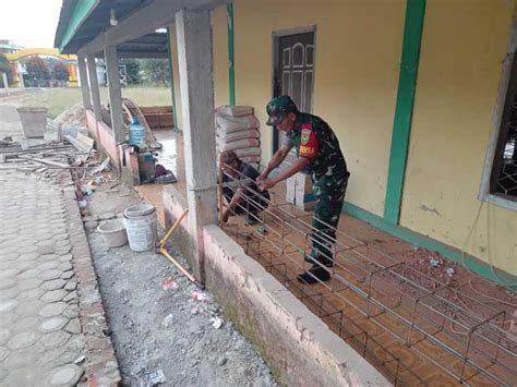 Serma Supriyadi Gotong Royong Dengan Warga Bangun Pagar Masjid Al Muta